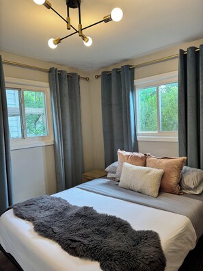 3 bedrooms, iron/ironing board, WiFi, bed sheets