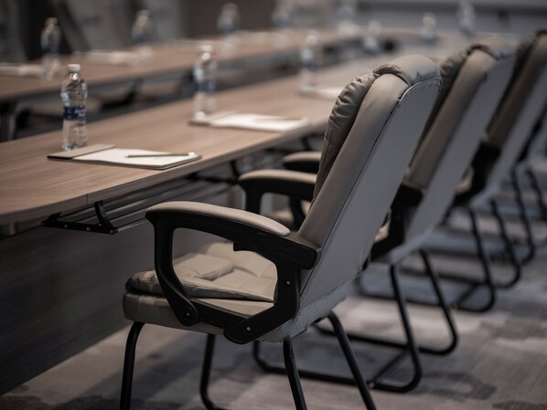 A conference room with a long table, chairs, and water bottles. - Holiday Inn Beijing Daxing Centre By Ihg (Daxing)