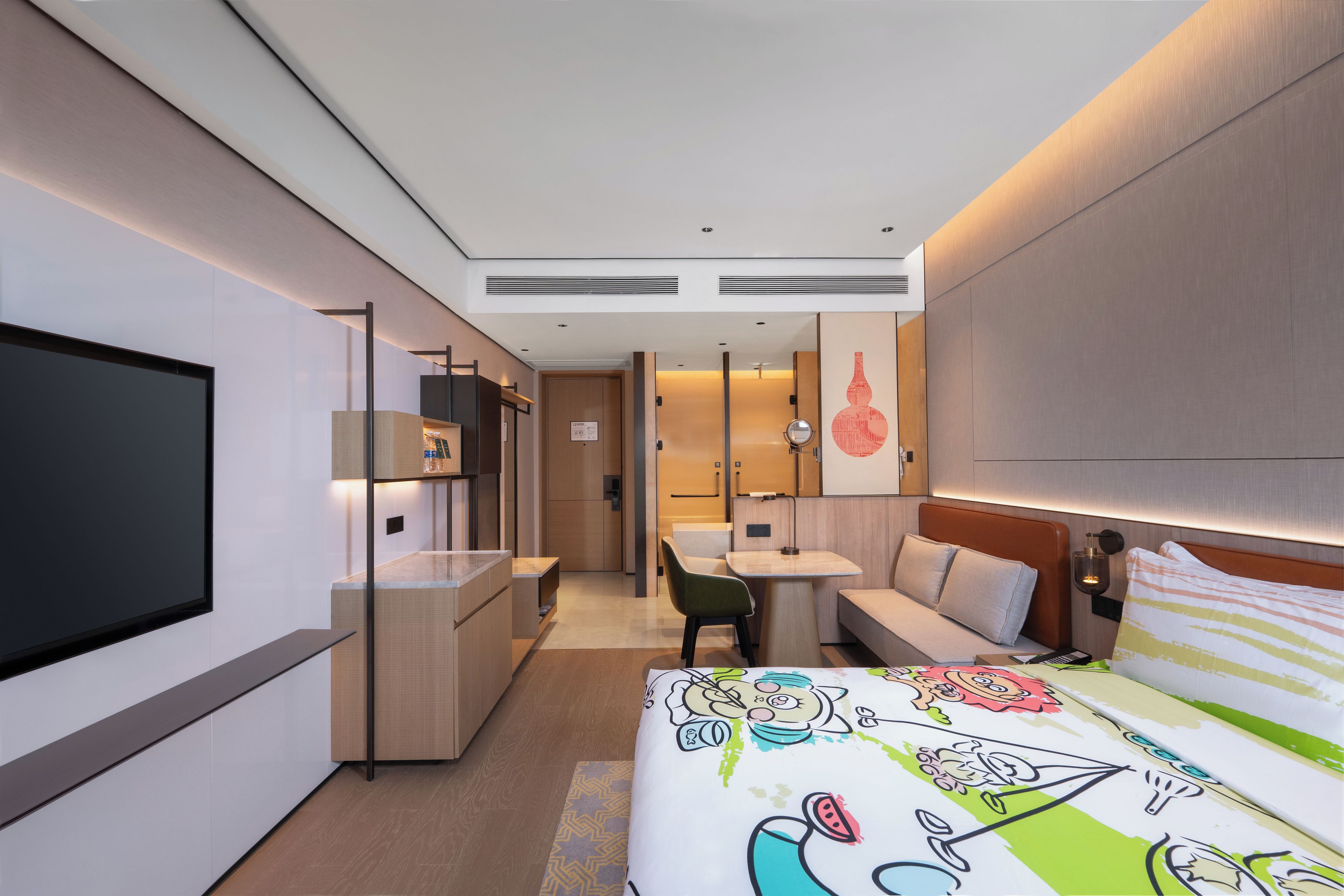 Une chambre d’hôtel moderne équipée d’un grand lit, d’un bureau, d’une chaise et d’un téléviseur.