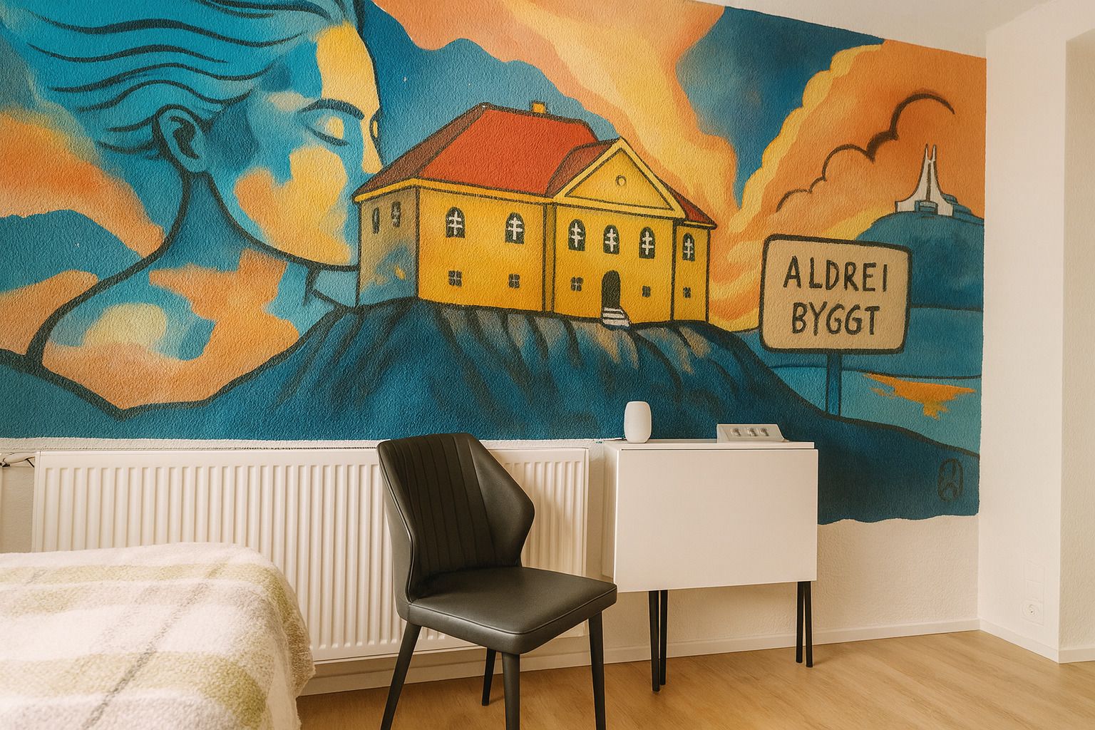 Ein Zimmer mit einem Wandgemälde eines Hauses und einem Schild mit der Aufschrift 'ALDEREI BYGGT'.