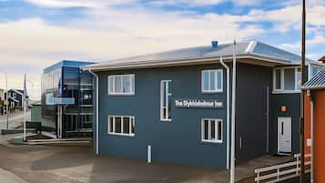 Un edificio con un letrero que dice 'The Stykkisholmur Inn'.