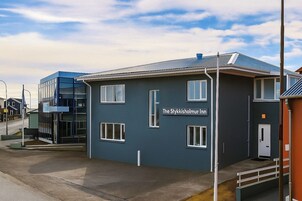 Un edificio con un letrero que dice 'The Stykkisholmur Inn'.