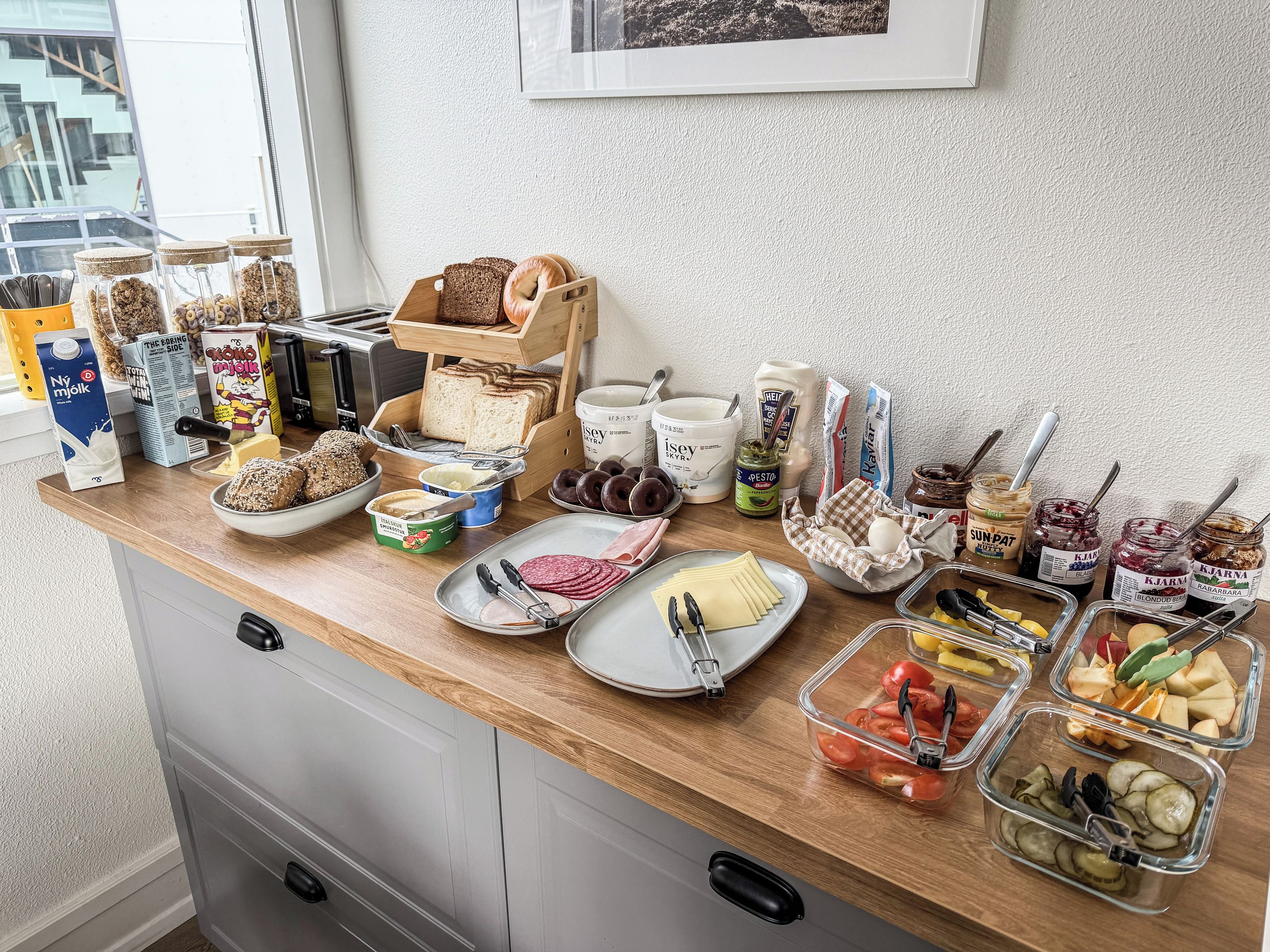 Um buffet de café da manhã com diversos alimentos e acompanhamentos.