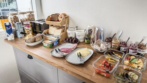 Ein reichhaltiges Frühstücksbuffet mit verschiedenen Speisen und Beilagen.