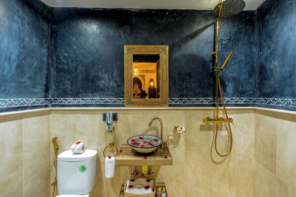 A bathroom with a sink, toilet, and shower. - Riad La Perle Bleue (Marrakech)