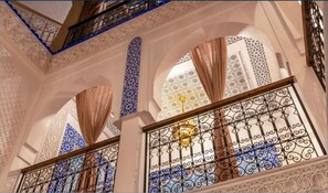 الإطلالة من المنشأة