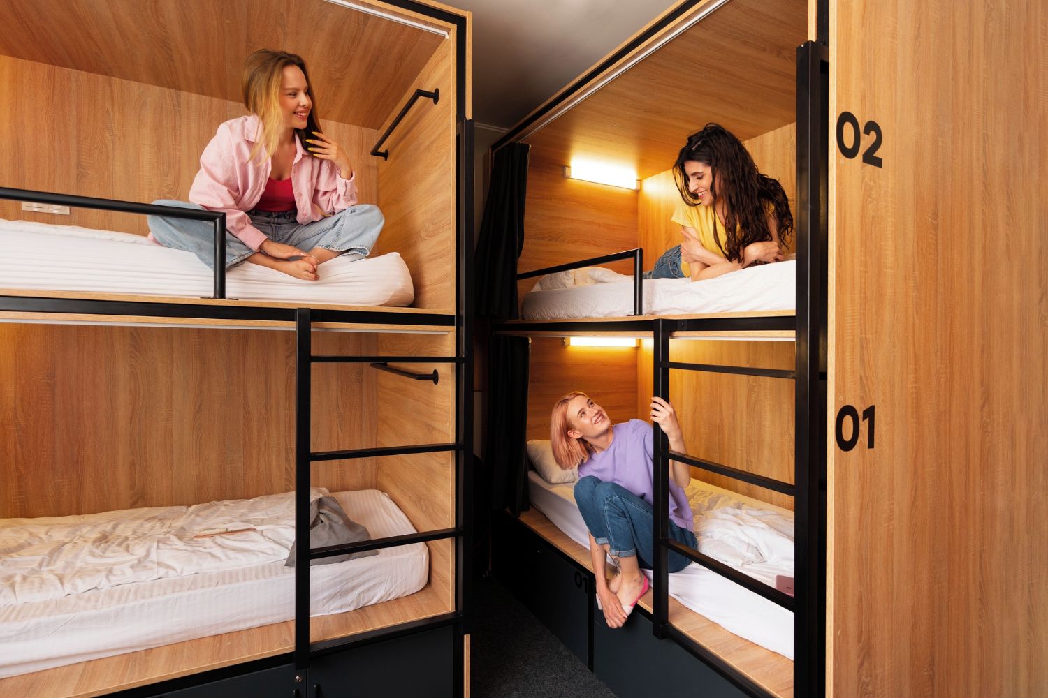 Une chambre avec des lits superposés, comprenant trois lits, chacun étant identifié par un numéro.