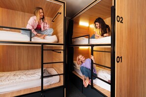 Une chambre avec des lits superposés, comprenant trois lits, chacun étant identifié par un numéro.