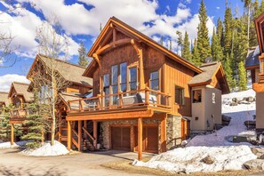 Exterior - Immaculate 4-bedroom + Loft, 4 parking spots, Walk to Resort, Ski-in/out (Big Sky)
