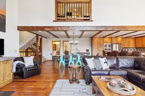 Smart TV, fireplace, DVD player, video library - Immaculate 4-bedroom + Loft, 4 parking spots, Walk to Resort, Ski-in/out (Big Sky)