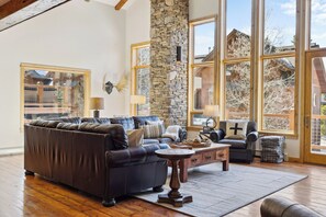 Smart TV, fireplace, DVD player, video library - Immaculate 4-bedroom + Loft, 4 parking spots, Walk to Resort, Ski-in/out (Big Sky)
