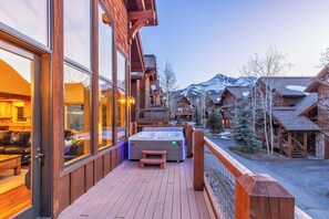 Terrace/patio - Immaculate 4-bedroom + Loft, 4 parking spots, Walk to Resort, Ski-in/out (Big Sky)