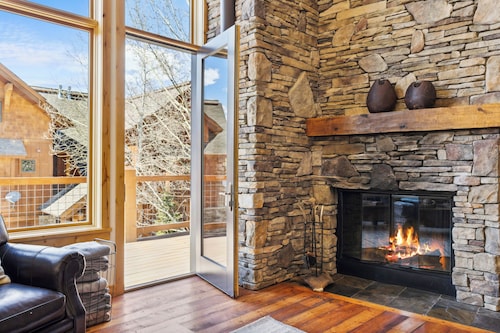 Immaculate 4-bedroom + Loft, 4 parking spots, Walk to Resort, Ski-in/out