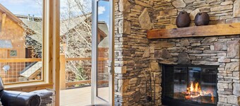 Immaculate 4-bedroom + Loft, 4 parking spots, Walk to Resort, Ski-in/out