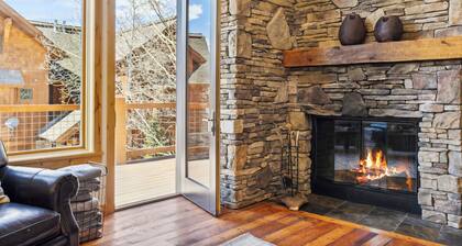 Immaculate 4-bedroom + Loft, 4 parking spots, Walk to Resort, Ski-in/out