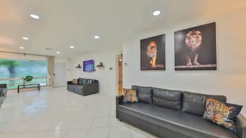 Una Smart TV, una oficina