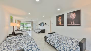 3 dormitorios, tabla de planchar con plancha, cuna de viaje