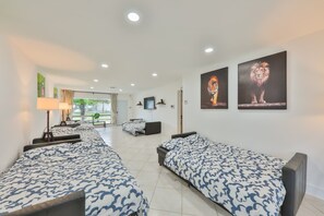 3 bedrooms, iron/ironing board, travel cot, free WiFi - Friday Feels Only (Hollywood)