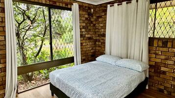 5 bedrooms, WiFi, bed sheets