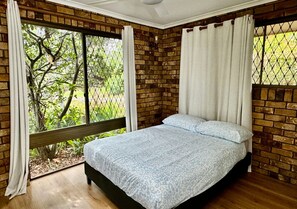 5 bedrooms, WiFi, bed sheets