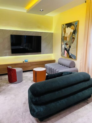 شقة واسعة - بشرفة | مكتب ومكواة/لوح كي وواي فاي مجانًا