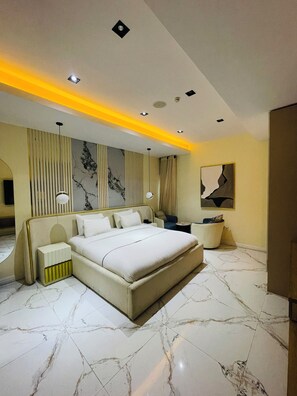 Business Apartment | Desk, iron/ironing board, free WiFi