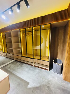 شقة واسعة - بشرفة | خزانة ملابس