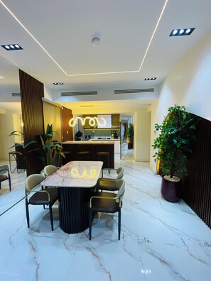 شقة واسعة - بشرفة | تناول الطعام داخل الغرفة