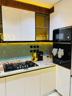 شقة واسعة - بشرفة | مطبخ خاص