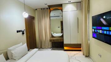 Luxury Apartment, Balcony, City View | Desk, iron/ironing board, free WiFi