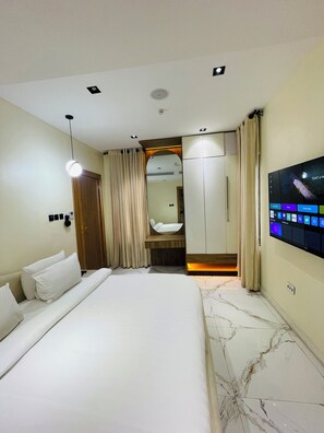 Luxe appartement, balkon, uitzicht op stad | Een bureau, een strijkplank/strijkijzer, gratis wifi