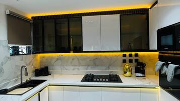 Luxury Apartment, Balcony, City View | Private kitchen