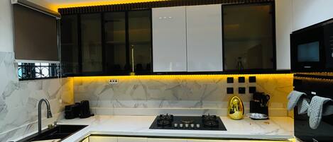 Luxury Apartment, Balcony, City View | Private kitchen