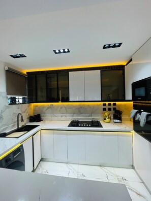 Luxury Apartment, Balcony, City View | Private kitchen - The GlobalNomad Enterprise (Lekki)