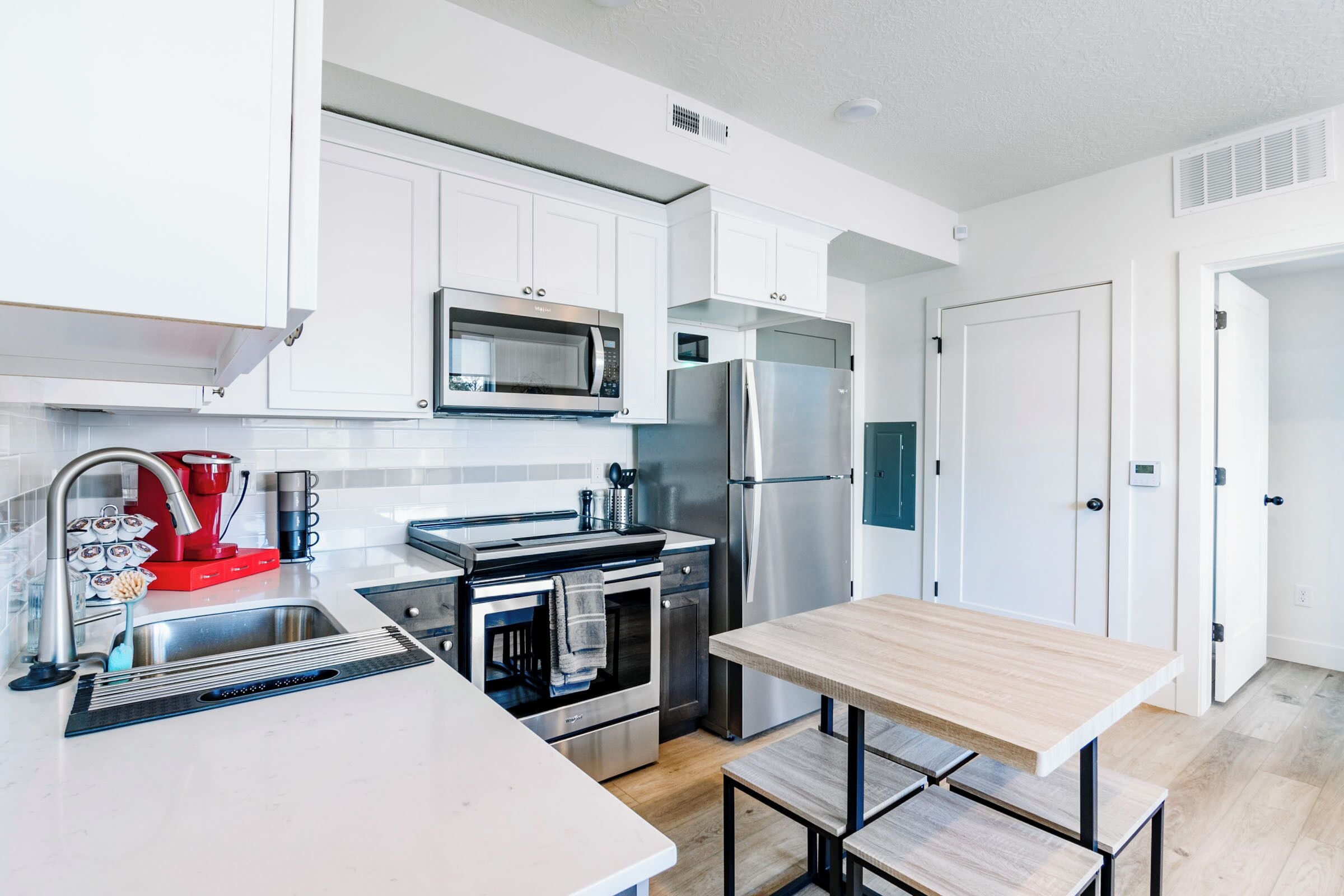 Mikrovågsugn, ugn, spishäll och diskmaskin