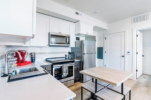 Een magnetron, een oven, een kookplaat, een vaatwasser