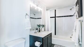 Een douche, een haardroger, handdoeken, zeep