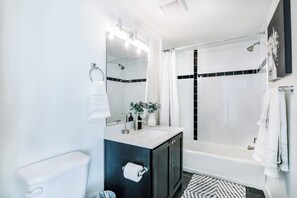 Een douche, een haardroger, handdoeken, zeep