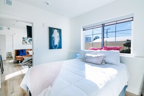 2 slaapkamers, een strijkplank/strijkijzer, internet, beddengoed