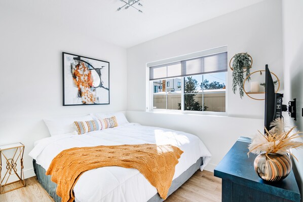 2 slaapkamers, een strijkplank/strijkijzer, internet, beddengoed