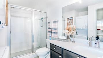 Dusch, hårtork, handdukar och tvål