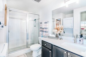 Regadera, secadora de cabello, toallas, jabón 