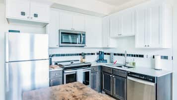 Mikrovågsugn, ugn, spishäll och diskmaskin