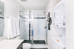 Shower, hair dryer, towels, soap - Mr. Hudson. Entire rental unit in Salt Lake City, Utah (Salt Lake City)