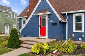 Exterior - Retreat - Stylish w/ Rooftop Deck & Modern Comfort (Kimberly)