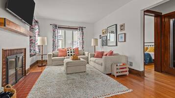 3 bedrooms, desk, iron/ironing board, travel crib