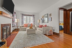 3 bedrooms, desk, iron/ironing board, travel crib - Retreat - Stylish w/ Rooftop Deck & Modern Comfort (Kimberly)