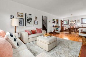 Een smart-tv en boeken