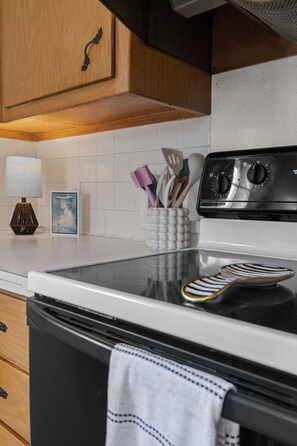 Een koelkast, een magnetron, een oven, een kookplaat