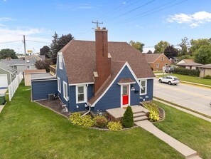 Exterior - Retreat - Stylish w/ Rooftop Deck & Modern Comfort (Kimberly)